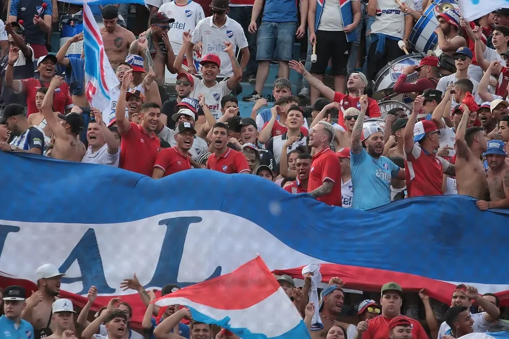 Los jugadores de Nacional en la hinchada