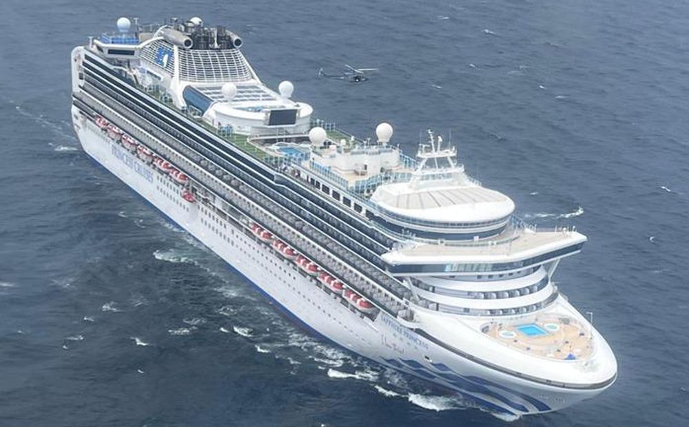 Helicóptero de la Armada Nacional sobre el crucero