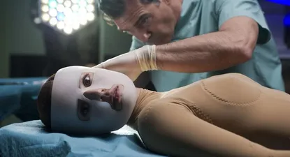 El Observador | El doctor Robert Ledgard (Antonio Banderas) y su cobaya, Vera (Elena Anaya)