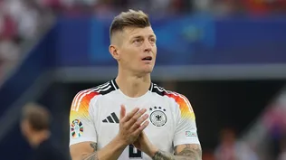 Toni Kroos, indignado por la mano de Cucurella.