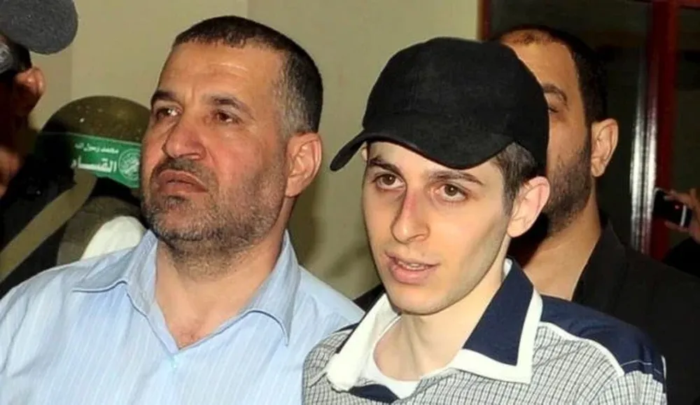 Yabari (izq.) junto al soldado israelí Gilad Shalit