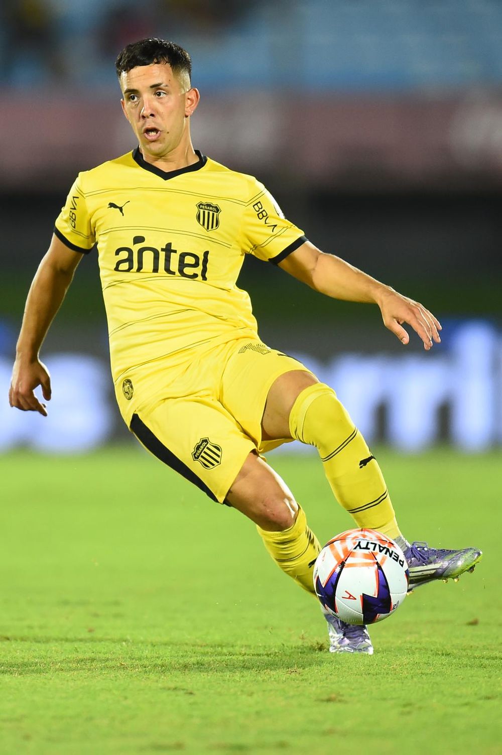 Leo Fernández y la pelota Penalty Mag11a