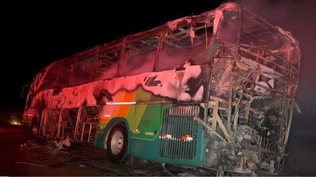 Un ómnibus con pasajeros se prendió fuego totalmente en la Ruta 5: no hubo lesionados
