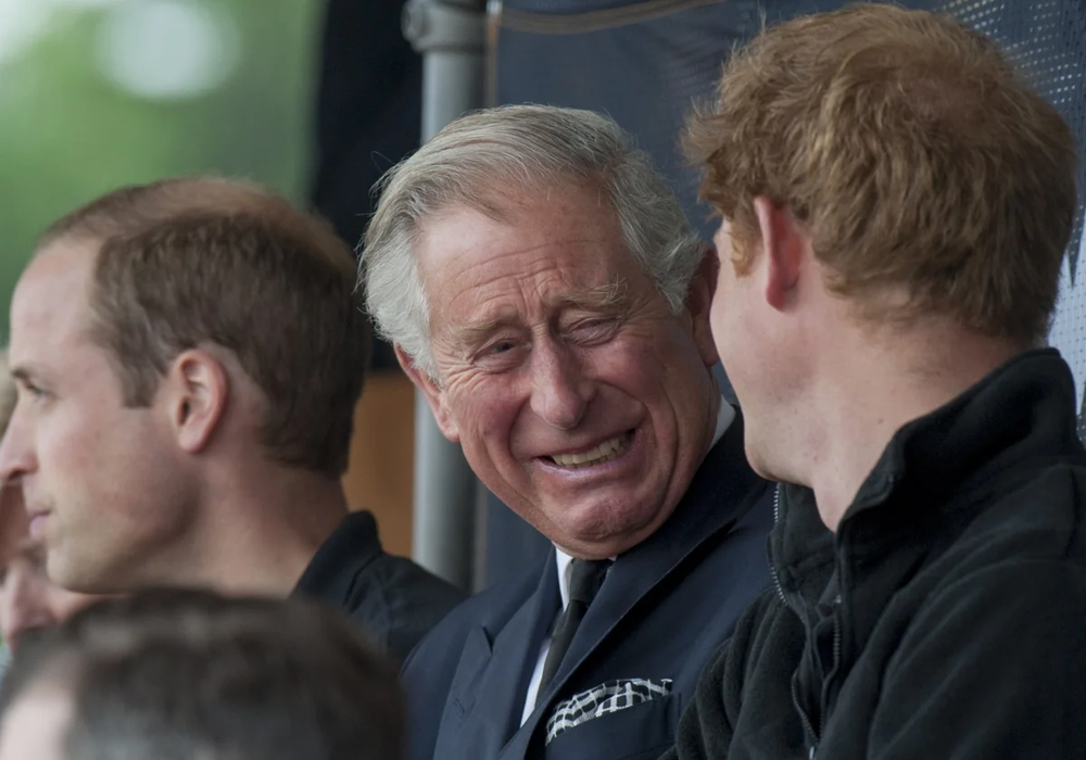 Carlos III y el príncipe Harry en otros tiempos.