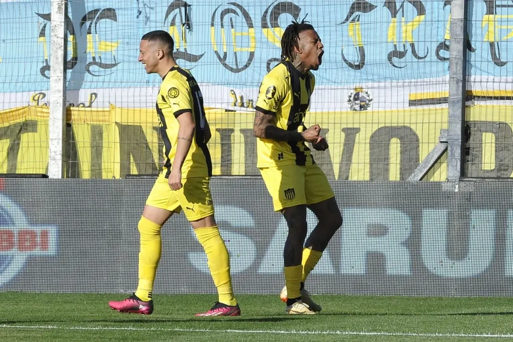 Abel Hernández y Kevin Méndez