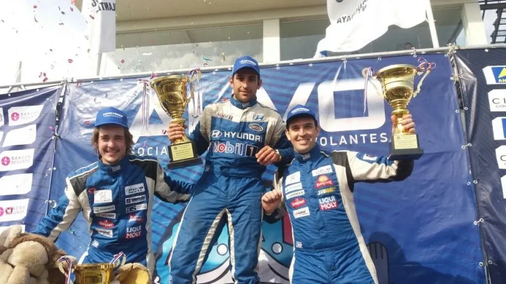 Podio Superturismo: Rodrigo Aramendía (Peugeot), Wilfredo Pomés (Hyundai) y Fernando Rama (Peugeot