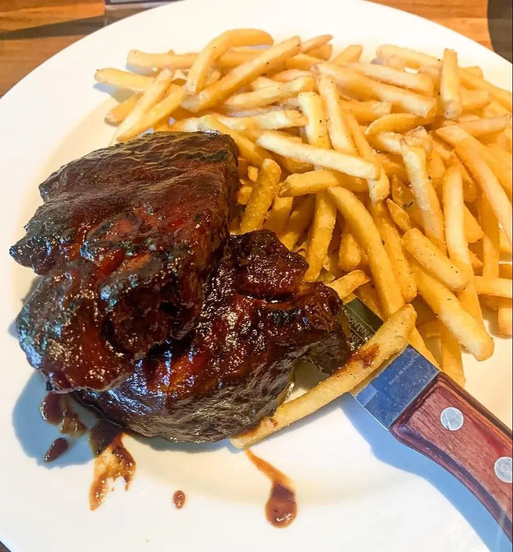 Bondiola de Cerdo en Salsa Barbacoa con Papas Fritas