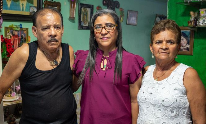 Ernesto Mendoza e Isidora Gómez con su hija Jovana, a 37 años de vivir en primera persona la invasión de EE.UU. a Panamá.
