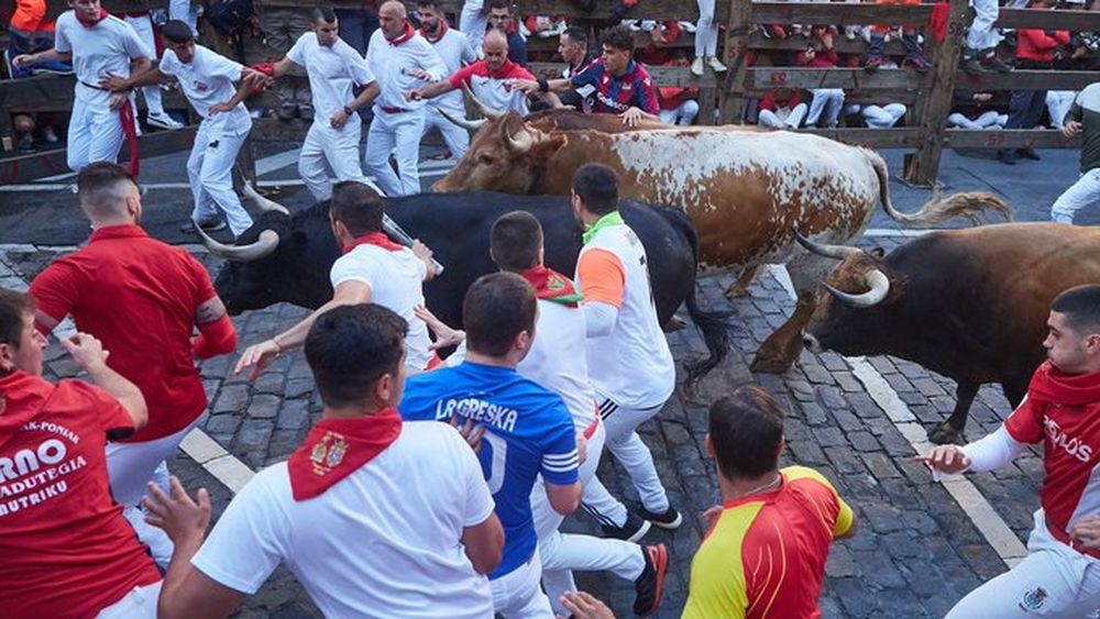 Seis personas resultaron heridas en el tradicional encierro de San Fermín en España, con un participante corneado y cinco con contusiones