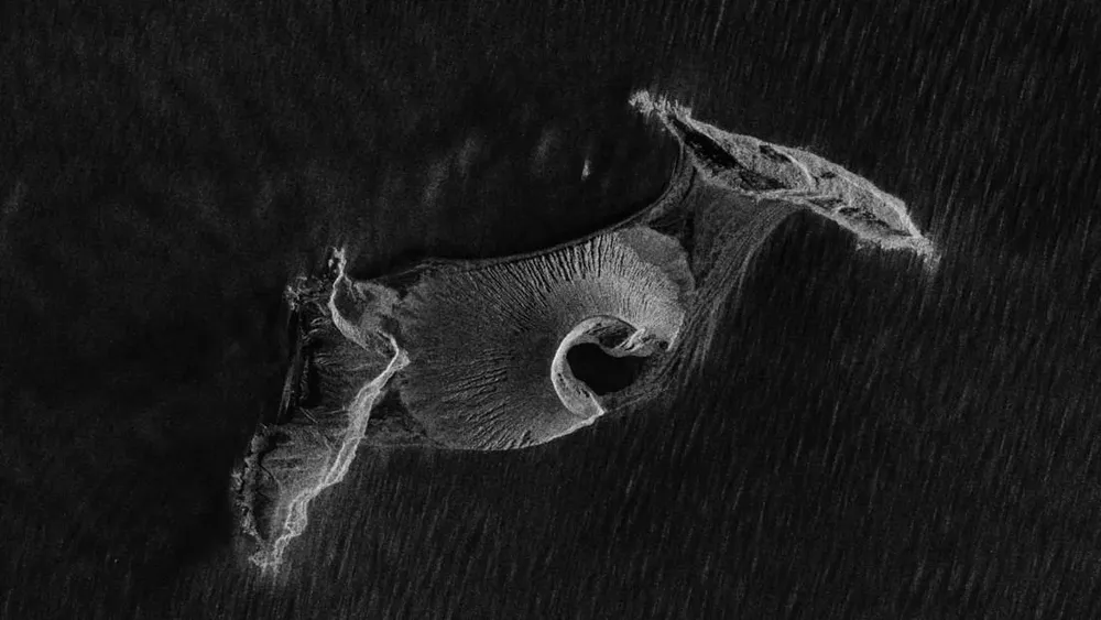 Imagen de la isla Hunga Tonga-Hunga Haapai el 7 de octubre de 2019 tomada por el radar de NASA Earth Observatory
