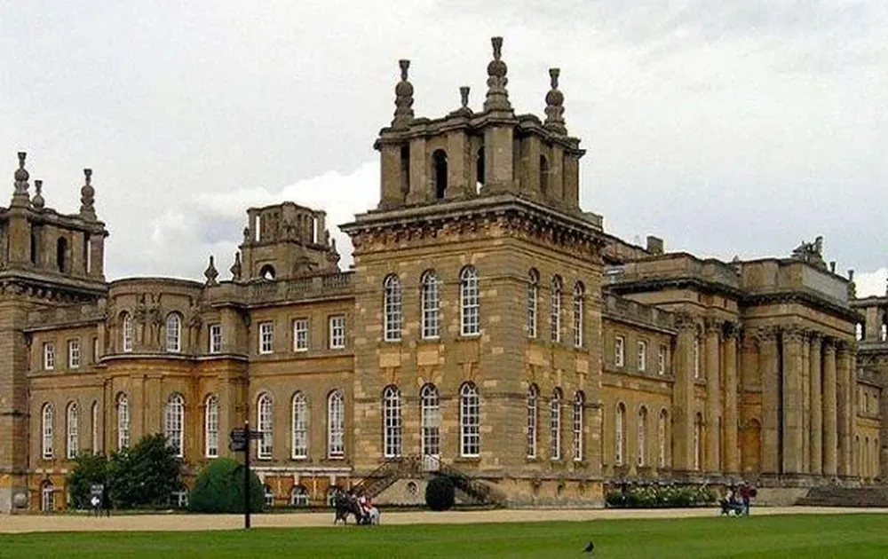 En el palacio de Blenheim, un castillo del siglo XVIII del sur de Inglaterra, declarado patrimonio mundial de la Unesco, nació el ex primer ministro Winston Churchill.