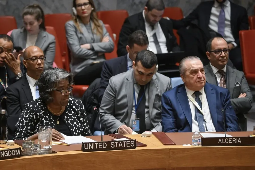 El proyecto de resolución presentado por Argelia consiguió 13 votos a favor, el veto de Estados Unidos y la abstención de Reino Unido.