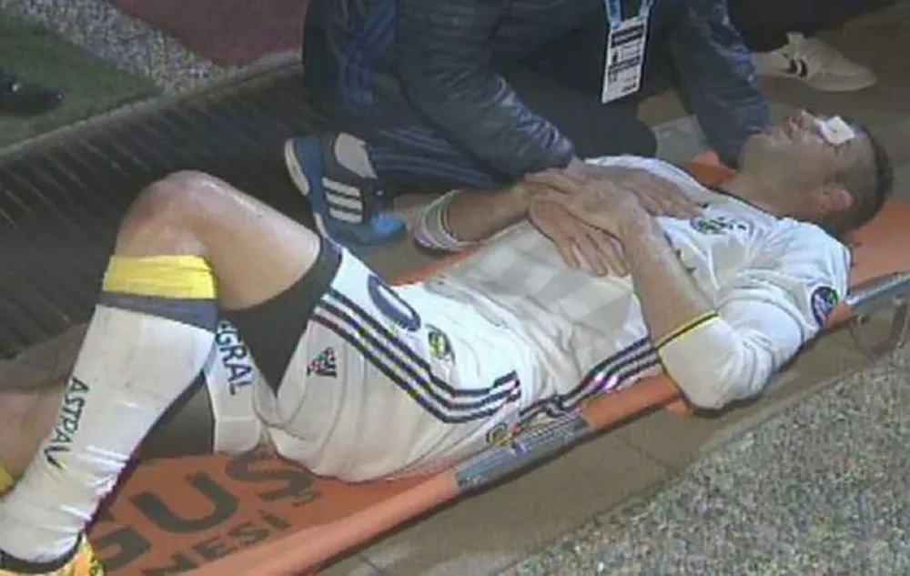 Van Persie se fue en camilla