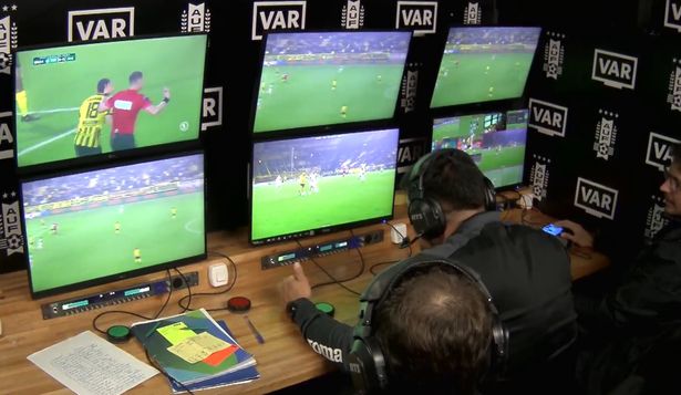 Imágenes del VAR en la jugada que Peñarol reclamó penal ante Racing 