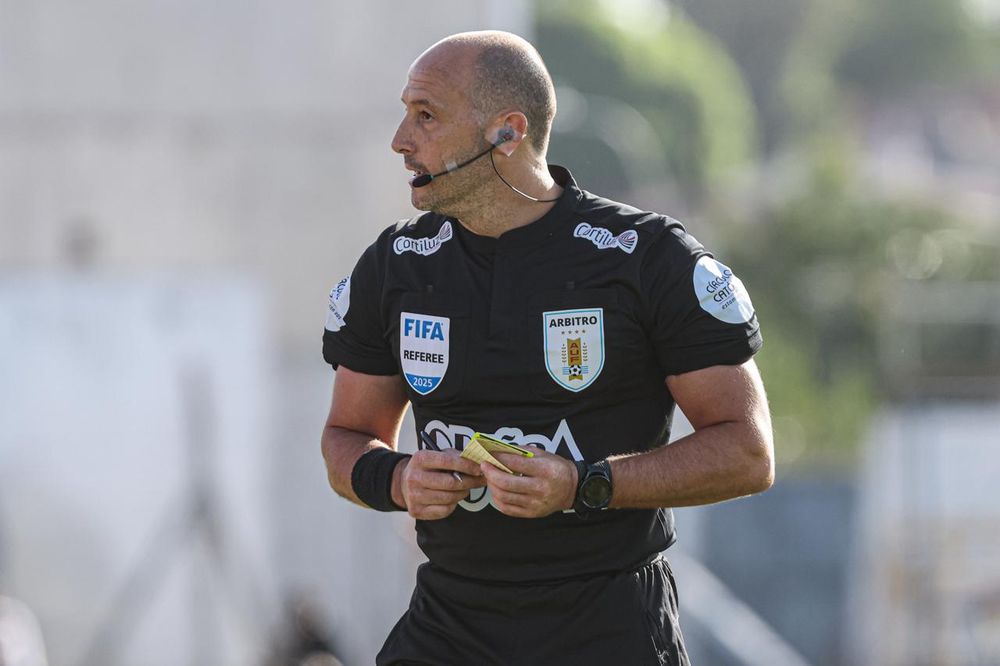 Javier Burgos, árbitro del partido entre Nacional y Central Español