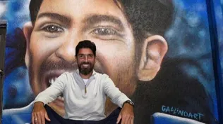 Sebastián Abreu frente al mural del club Olimpia de Minas