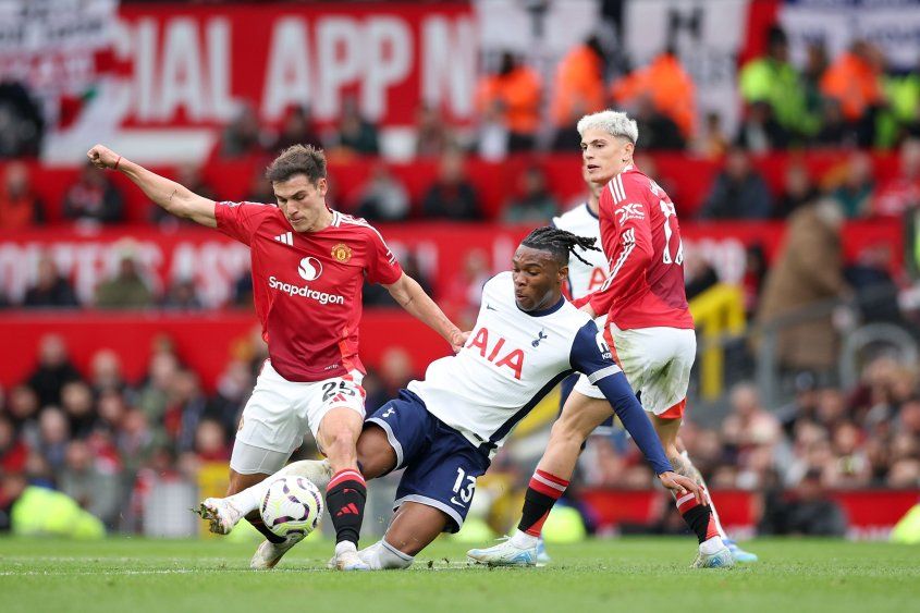 Manuel Ugarte con Manchester United ante Tottenham Hotspur por Premier League