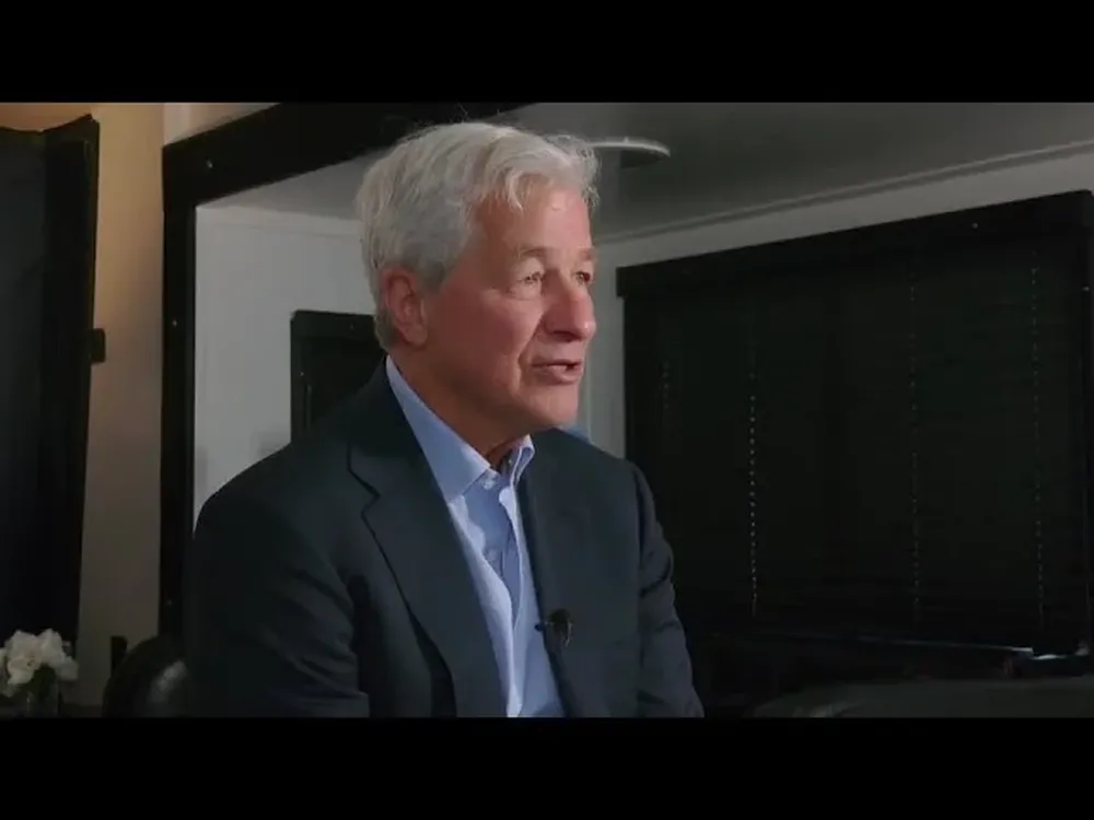 Greg Hayes, director ejecutivo de Raytheon, predice un gran beneficio para la empresa por el aumento del gasto militar.