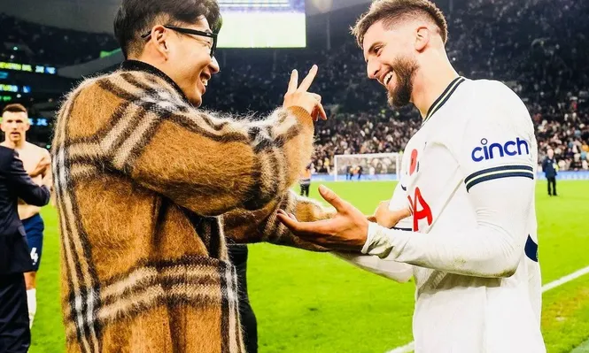 Heun Ming-Son saluda a Rodrigo Bentancur, compañero en Tottenham Hotspur