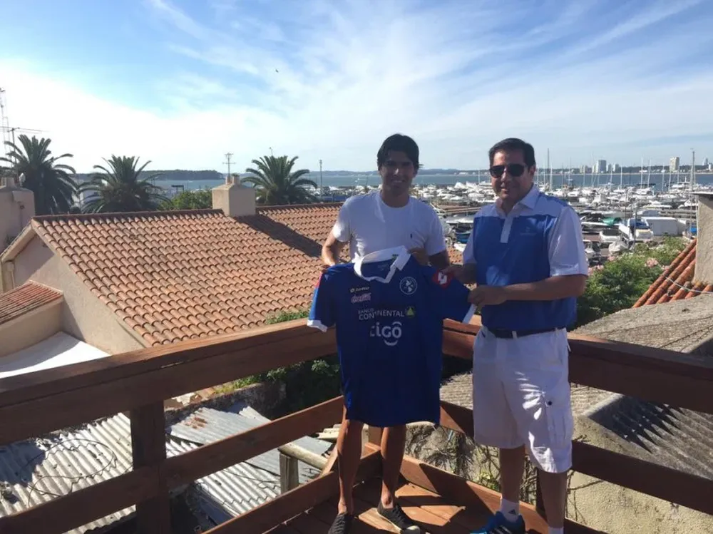 Abreu posó con la camiseta de Sol de América