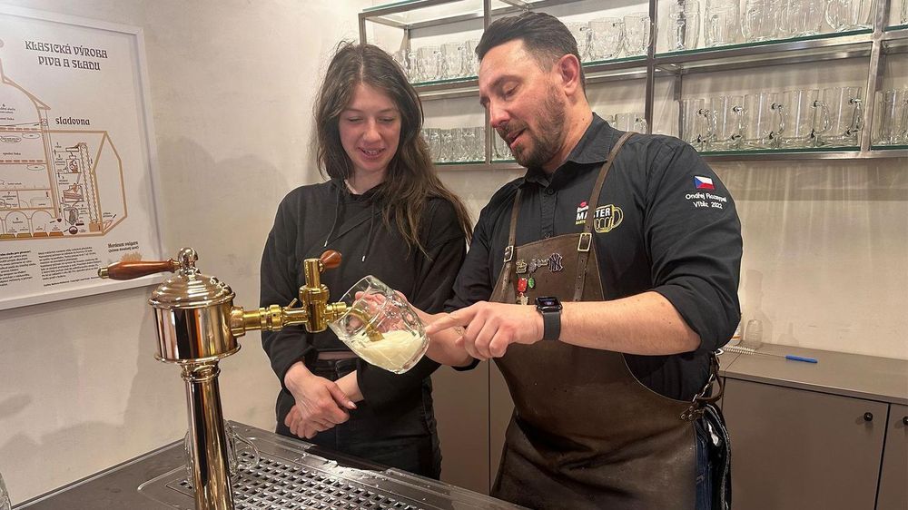 Los grifos laterales regulan mejor el flujo de la cerveza checa tradicional.