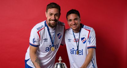 Sebastián Coates y Mauricio Pereyra con la copa de la Liga AUF Uruguaya
