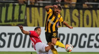Luis Acevedo ante Wilstermann aquella noche; el delantero ya no está en el plantel aurinegro