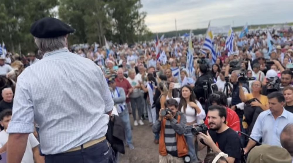 Guillermo Besozzi en manifestación Todos somos Besozzi, en Soriano