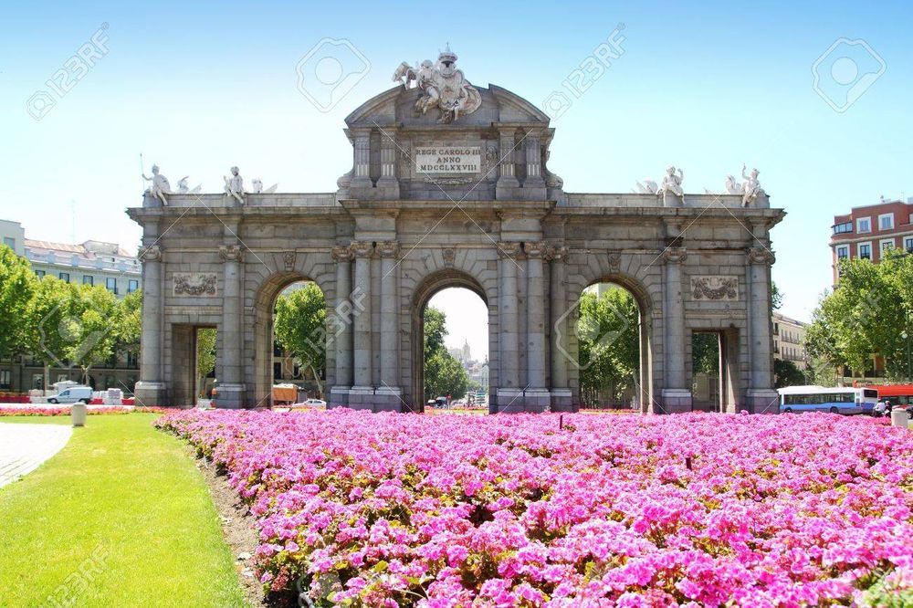 Flores en la Puerta de Alcalá