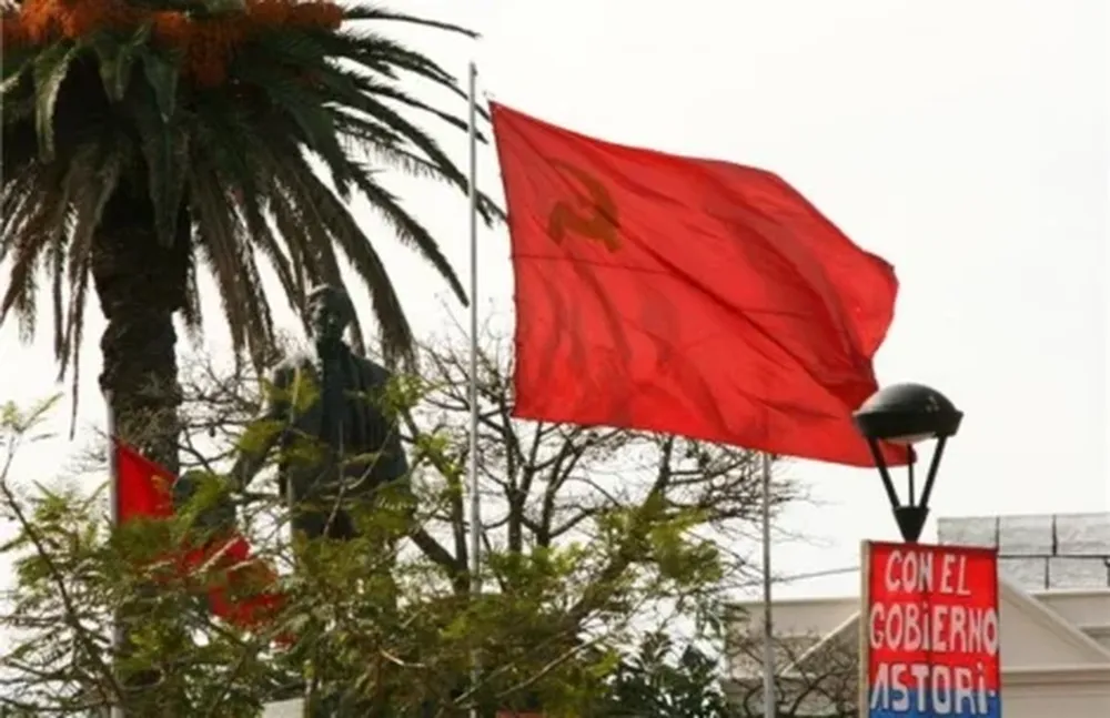 La bandera del Partido Comunista flamea en la plaza de Maldonado