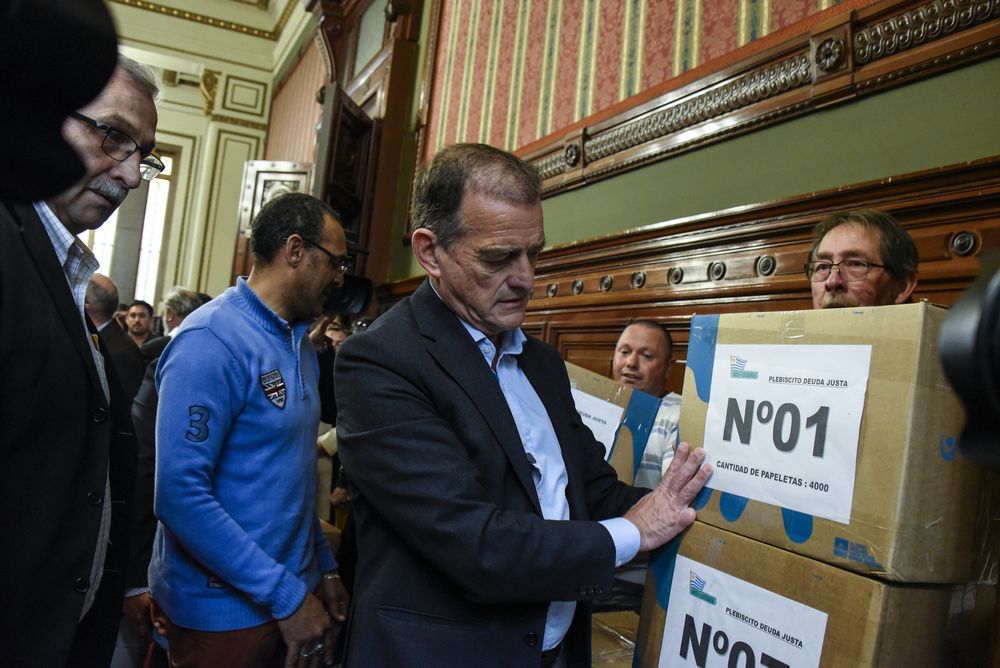 20241007 Guido Manini Ríos. Cabildo Abierto entrega firmas para habilitar el plebiscito de deuda justa (13).jpg