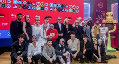 La directora de Comunicación y Participación de RTVE, María Eizaguirre (c), y los directores del Benidorm Fest, Ana María Bordás (8d) y César Vallejo (6i), posan junto a los participantes en el Benidorm Fest.