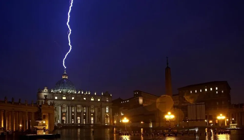 Vaticano- Un rayo golpea la basílica de San Pedro el mismo día en el que el papa Benedicto XVI anunció su renuncia