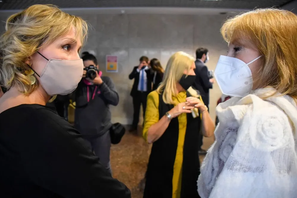 Archivo, Laura Raffo, presidenta de la departamental del PN, y Carolina Cosse, intendenta de Montevideo