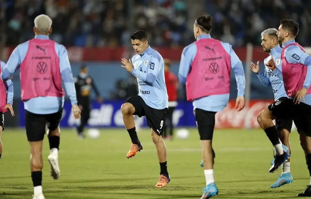 La selección uruguaya viste de rosado y celeste, durante el calentamiento, en el Estadio Centenario