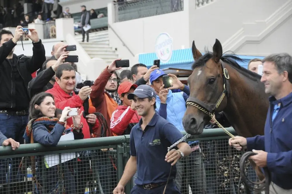 El público acribilló a fotos a Invasor en su regreso a Maroñas
