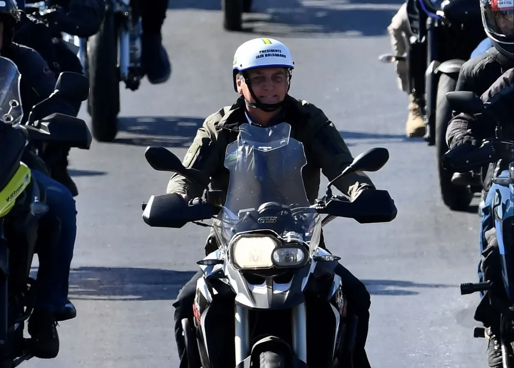 Bolsonaro en moto encabezó la caravana