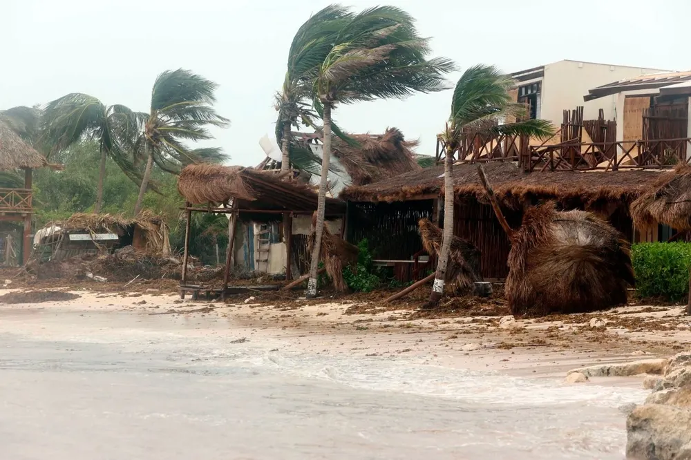 Vista general de la zona hotelera en Tulum durante el paso del huracán Grace, estado de Quintana Roo (México), el 20 de agosto de 2021