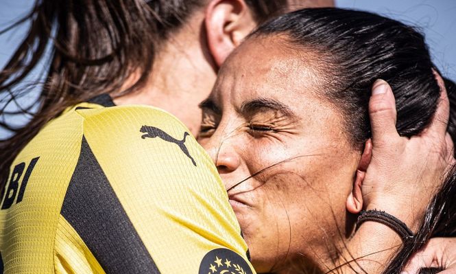 Wendy Carballo celebra el 1-0 de Peñarol ante Nacional en el clásico del fútbol femenino