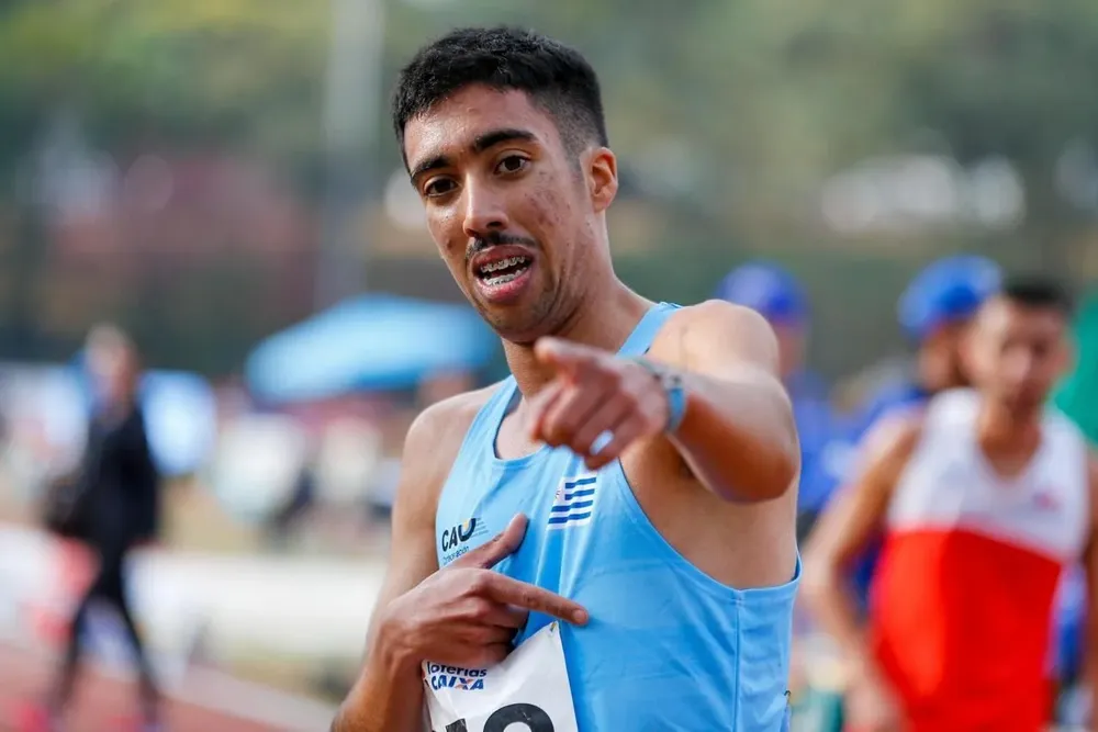 Valentín Soca celebra el título y el oro en los 5.000 metros del Campeonato Sudamericano de atletismo de Brasil