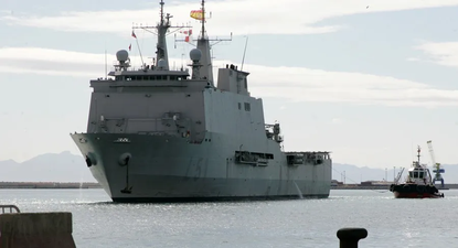 Llega al puerto de Valencia el buque anfibio Galicia con más de 100 marinos, comida y material de apoyo