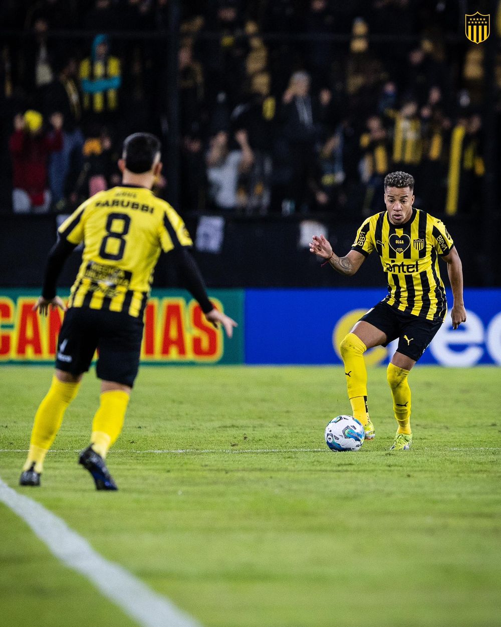 Byron Castillo con la camiseta de Peñarol que dice Olga