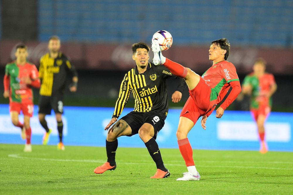 Nicolás Fernández contra Fredy Martínez en el partido entre Peñarol y Boston River&nbsp;