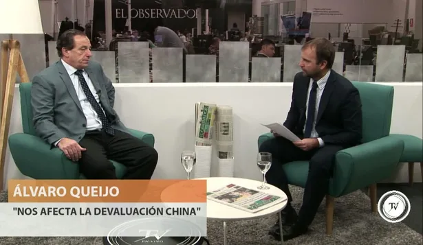 La devaluación china complica una situación ya difícil para el sector exportador porque el país perdió competitividad y le costará recuperar, dijo en El Observador TV el presidente de la Unión de Exportadores, Alvaro Queijo.China es un mercado importante para nosotros. Ahora, sumado a una noticia de la producción en Estados Unidos, donde la soja bajó significativamente, vamos a conseguir menos dólares por las exportaciones, afirmó Queijo, en entrevista con Mariano López.En los primeros siete meses del año las exportaciones cayeron 17%. Esperábamos una caída pero no tan significativa, dijo Queijo. Se volvió a los niveles de 2010.
