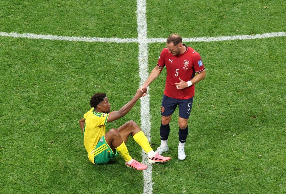Kamogelo Sebelebele y Vladimir Coufal en el partido entre Sudáfrica y Chequia por el Mundial 2026