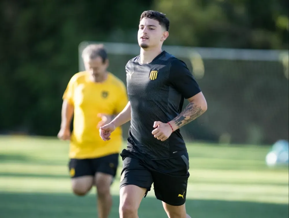 Agustín Álvarez Martínez volvió este sábado a entrenar en Peñarol tras superar el covid-19