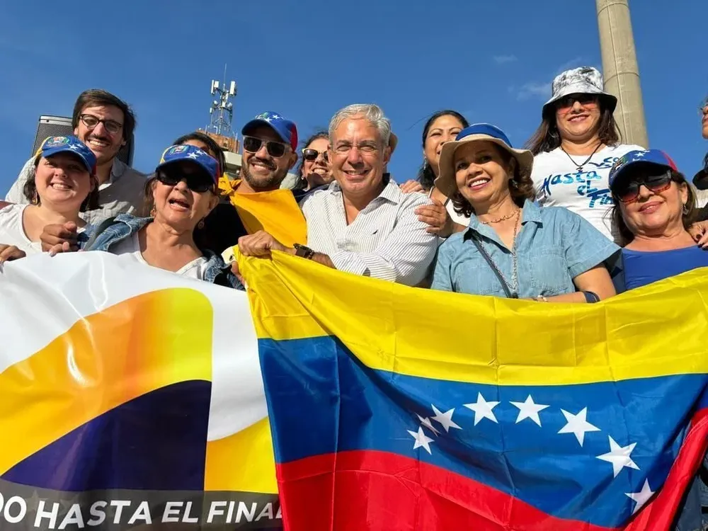 Robert Silva en la manifestación de ciudadanos venezolanos a favor de María Corina Machado