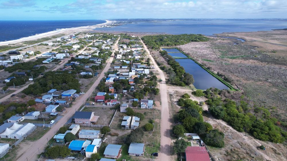 Balneario La Juanita con los piletones de fondo