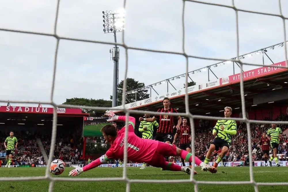 Arsenal goleó a Bournemouth 4 a 0, Saka se lesionó al final