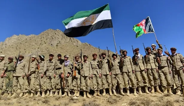 El movimiento de resistencia afgano y las fuerzas de levantamiento anti-talibanes participan en un entrenamiento militar en el área de Malimah del distrito de Dara en la provincia de Panjshir.
